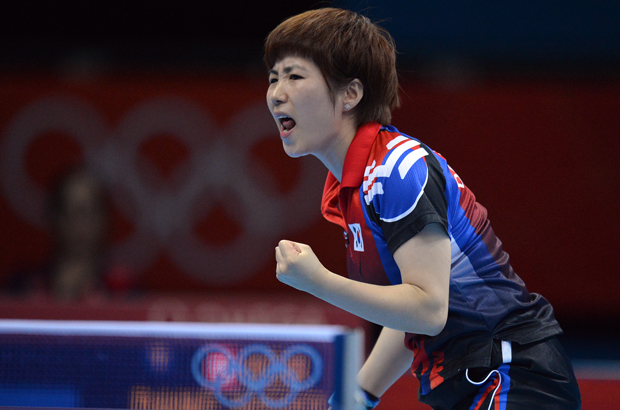 China, esporte, corrupção - Tang Na, agora chamada Dang Yeseo, compete pela Coreia do Sul contra Tie Yana de Hong Kong durante uma partida de tênis de mesa feminino nos Jogos Olímpicos de Londres em 4 de agosto de 2012 (Saeed Khan/AFP/Getty Images)
