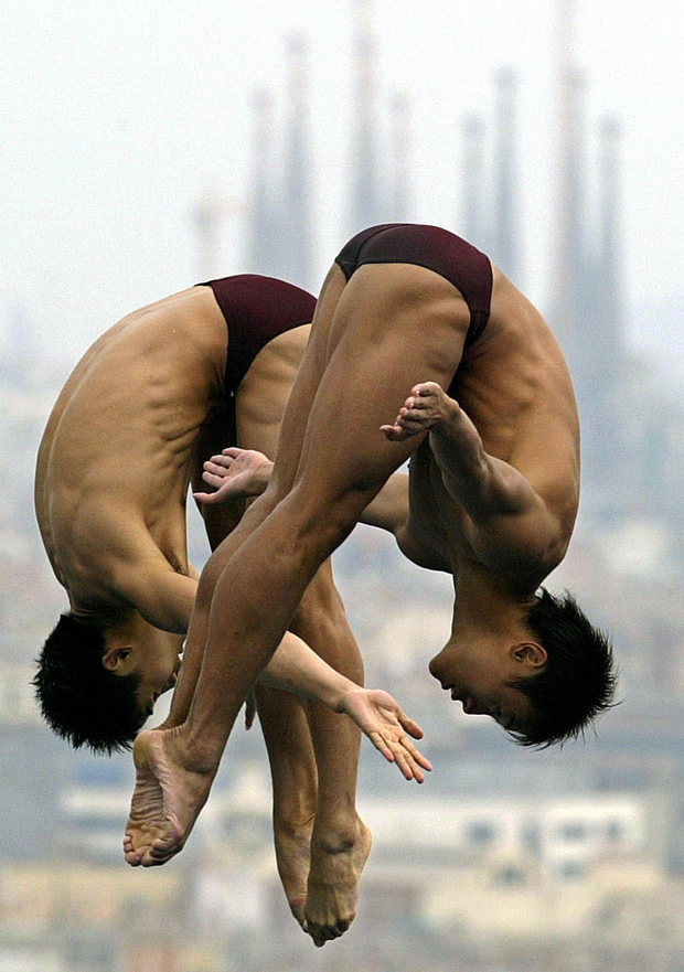 China, esporte, corrupção - Tian Liang e Jia Hu da China mergulharam durante as preliminares sincronizadas para homens no 10º Campeonato Mundial de Natação em Barcelona em 2003 (Luis Gene/AFP/Getty Images)