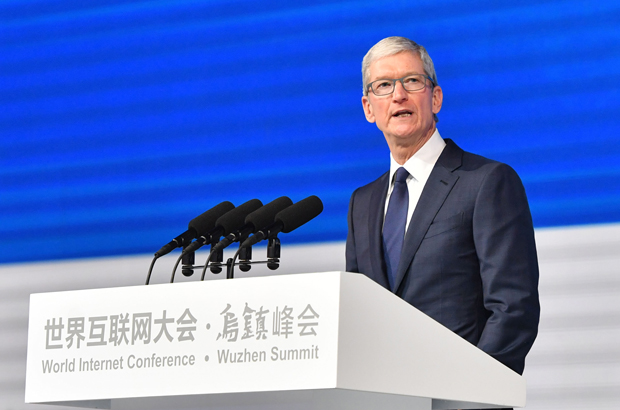 China, internet, inteligência artificial - Tim Cook, o CEO da Apple, fala durante a cerimônia de abertura da 4ª Conferência Mundial da Internet em Wuzhen, província de Zhejiang, Leste da China, em 3 de dezembro de 2017 (AFP/Getty Images)