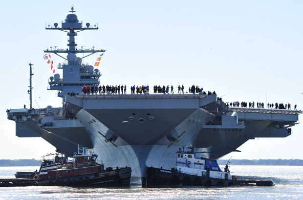 China, tecnologia, corrida armamentista - Marinheiros da Marinha dos Estados Unidos a bordo do porta-aviões Gerald R. Ford (CVN 78) em Newport News, Virgínia, em 8 de abril de 2017 (Especialista em comunicação Christopher Delano/Marinha dos EUA via Getty Images)