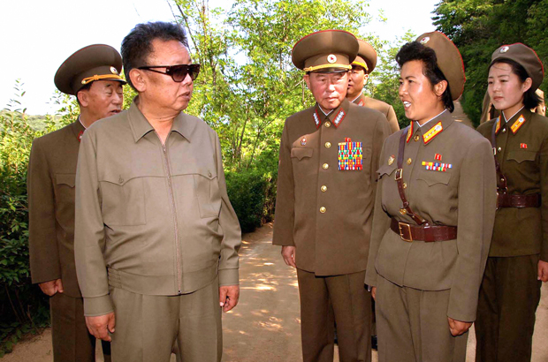 Coreia do Norte, Kim Jong-un, Kim Jong-il, ditadura, apetites - Esta imagem não datada, divulgada em 11 de junho de 2008 pela agência estatal de notícias KCNA, mostra o líder norte-coreano Kim Jong-il (esq.) conversando com oficiais enquanto inspeciona a Unidade 958 do Exército Popular Coreano num local não revelado (STR/AFP/Getty Images/KCNA via KNS)