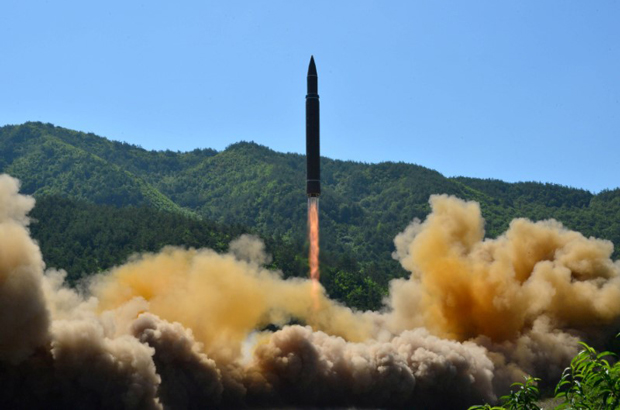 Coreia do Norte, antraz, armas químicas e biológicas - O Hwasong-14, um míssil balístico intercontinental norte-coreano, é lançado durante um teste em Pyongyang, Coreia do Norte; a imagem foi publicada pela agência de notícias estatal em 5 de julho de 2017 (KCNA via Reuters)