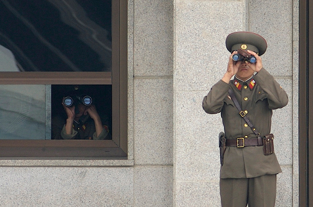 Coreia do Norte, antraz, armas químicas e biológicas - Soldados norte-coreanos monitoram a Zona Desmilitarizada na fronteira com a Coreia do Sul (Edward N. Johnson/Wikimedia Commons, domínio público)