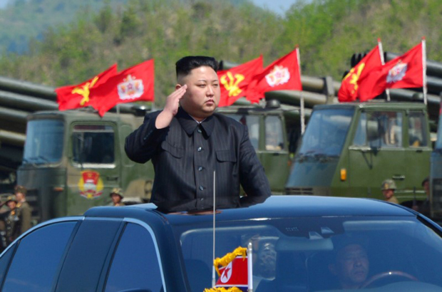 Coreia do Norte, Coreia do Sul, ideologia, socialismo, liberdade - O líder norte-coreano Kim Jong-un assiste a um desfile militar que comemora o 85º aniversário do estabelecimento do Exército Popular da Coreia, nesta foto divulgada pela mídia estatal KCNA em 26 de abril de 2017 (KCNA via Reuters)