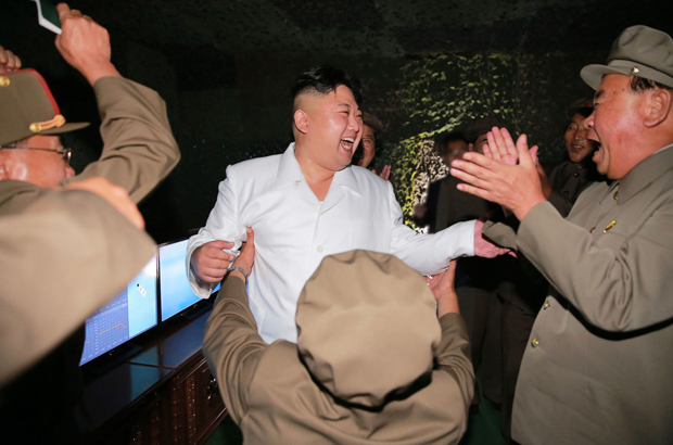 Coreia do Norte, submarino, nuclear - Nesta foto não datada distribuída em 25 de agosto de 2016 pelo governo norte-coreano, o líder Kim Jong-un (centro) visita o local de teste de míssil lançado por submarino numa localização não revelada na Coreia do Norte (jornalistas independentes não tiveram acesso para cobrir o evento supostamente retratado) (KCNA via AP)