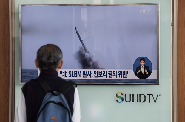 Coreia do Norte, submarino, nuclear - Um sul-coreano assiste a uma notícia de televisão mostrando imagens do lançamento de um míssil balístico de um submarino norte-coreano em 24 de abril de 2016 (STF/AFP/Getty Images)