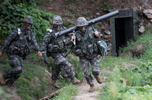 Coreia do Norte, mortalidade, guerra -Marinheiros sul-coreanos participam de um exercício na Ilha Baengnyeong, Coreia do Sul, em 6 de setembro de 2017 (Ministério da Defesa da Coreia do Sul via Getty Images)