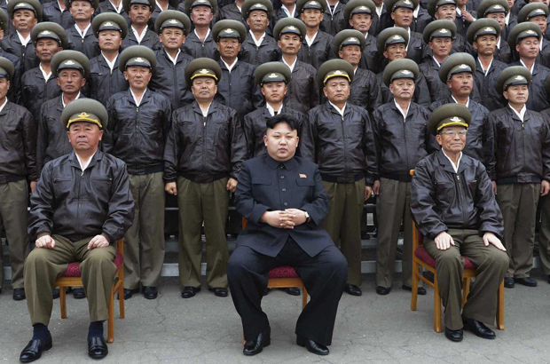 Coreia do Norte, mortalidade, guerra -O ditador norte-coreano Kim Jong-un e oficiais militares posam para uma foto não datada na Coreia do Norte (KCNA)
