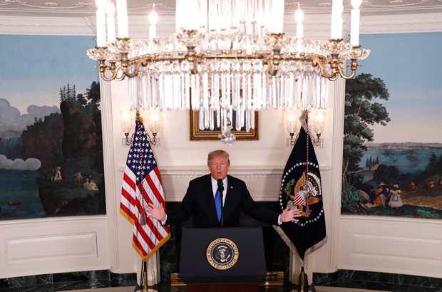 EUA, Trump, Irã, acordo nuclear - O presidente estadunidense Donald Trump fala sobre o acordo nuclear iraniano no Salão Diplomático da Casa Branca em Washington, D.C., em 13 de outubro de 2017 (Kevin Lamarque/Reuters)