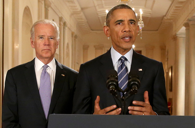 EUA, Trump, Irã, acordo nuclear - O ex-presidente estadunidense Barack Obama, acompanhado do vice-presidente Joe Biden, fala sobre o Acordo Nuclear Iraniano em 14 de julho de 2015 (Andrew Harnik/Getty Images)