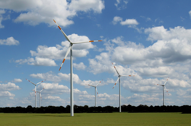 mudança climática, ambientalismo - Turbinas eólicas geradoras de energia num campo perto de Gerdshagen, Alemanha, em 22 de junho de 2012 (Sean Gallup/Getty Images)