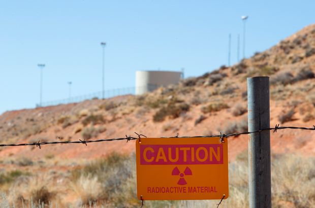 Barack Obama, Clinton, urânio, Rússia - Um sinal de alerta radioativo numa cerca ao redor da fábrica de urânio Shootaring Canyon da Anfield Resources Inc., fora de Ticaboo, Utah, em 27 de outubro de 2017 (George Frey/Getty Images)