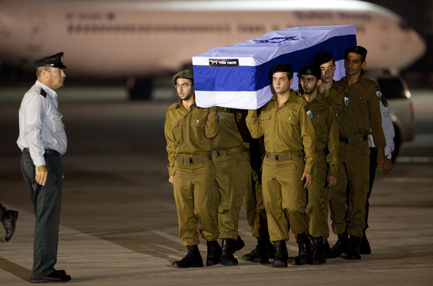 Obama, Israel, Hezbollah, Irã, acordo nuclear - Soldados israelenses carregam o caixão de Amir Menashe, que foi morto num ataque na Bulgária, durante uma cerimônia no Aeroporto Internacional Ben Gurion, perto de Tel Aviv, Israel, em 20 de julho de 2012. Israel culpou o Hezbollah, que é apoiado pelo Irã, pelo ataque terrorista que matou oito turistas israelenses (Uriel Sinai/Getty Images)