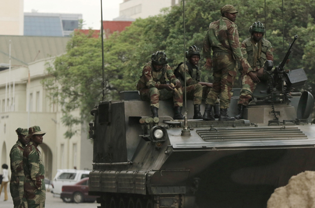 Zimbábue, Mugabe - Soldados são vistos ao lado e num veículo blindado numa rua no centro de Harare, no Zimbábue, em 16 de novembro de 2017 (Philimon Bulawayo/Reuters)