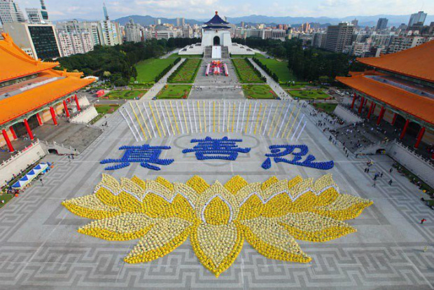 Ao contrário da China, Taiwan aprecia a presença do Falun Gong. Esta gigantesca flor de lótus e os três caracteres chineses para "Verdade, Compaixão, Tolerância" foram formados por mais de 5.000 praticantes do Falun Gong na Praça da Liberdade, em Taipei, em 27 de novembro de 2010