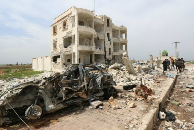 Edifício bombardeado pelo grupo terrorista ISIS no norte de Aleppo, na Síria, em 8 de abril de 2015. As emissões de micro-ondas de alta potência tornariam possível eliminar a tecnologia do inimigo sem prejudicar edifícios ou pessoas (Zein al-Rifai/AFP/Getty Images)