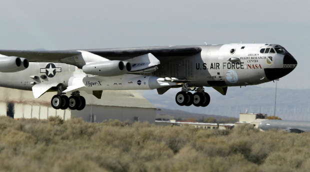 Avião de transporte B-52B decola com aeronave de pesquisa hiper-sônica X-43A da NASA encaixada sob sua asa direita em 16 de novembro de 2004, no Centro de Pesquisa de Voo Dryden da NASA, na Base Aérea Ewards, Califórnia. O X-43A foi um dos primeiros jatos experimentais hiper-sônicos (Robyn Beck/AFP/Getty Images)