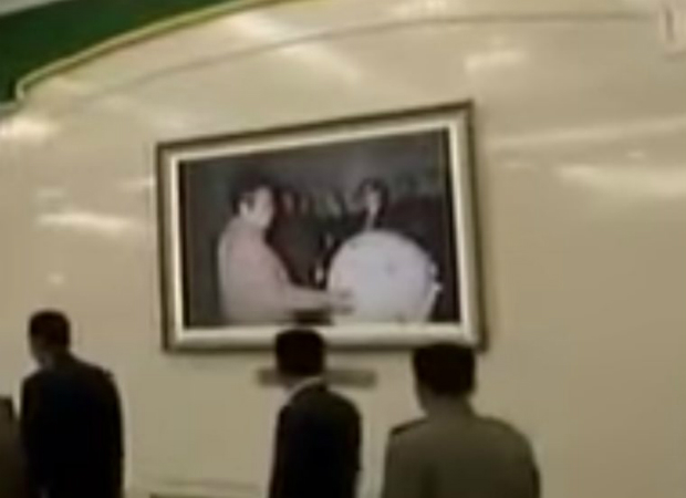Kim Jong Il inspeciona o que parece ser uma bomba atômica miniaturizada em uma foto tirada em Pyongyang, na Coreia do Norte, em 11 de dezembro de 2017 (Stimme Koreas/YouTube)