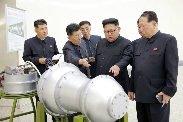 Esta imagem sem data publicada pela Agência Central de Notícias da Coreia do Norte (KCNA) em 3 de setembro de 2017, mostra o ditador norte-coreano Kim Jong-un (centro) analisando o que o regime afirma ser uma bomba de hidrogênio com a capacidade de ser acoplada ao novo míssil balístico intercontinental do país. Analistas questionaram se o regime conseguiu miniaturizar sua arma nuclear, ou mesmo se conseguiu desenvolver uma bomba de hidrogênio termonuclear (STR/AFP/Getty Images)