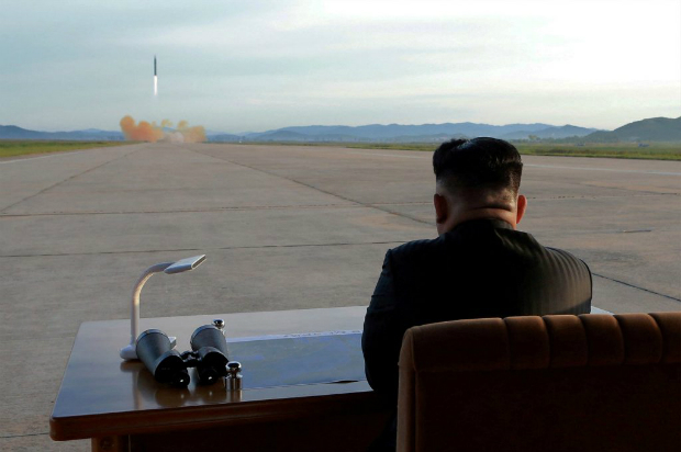 Ditador norte-coreano Kim Jon-un observa lançamento de míssil