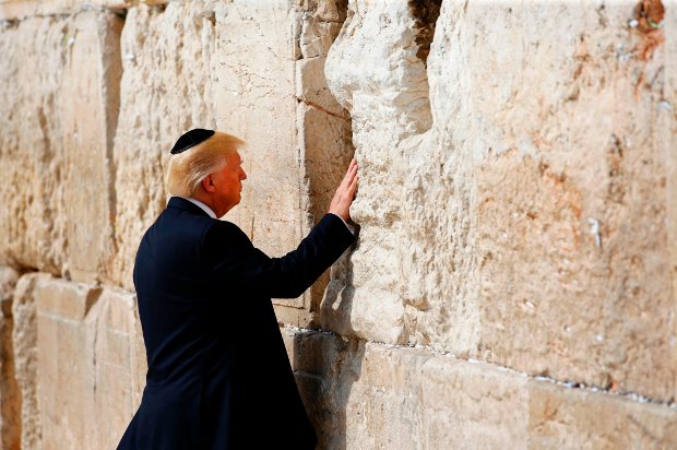 O presidente Donald Trump reza no Muro Ocidental em Jerusalém em 22 de maio de 2017 (Ronen Zvulun/AFP/Getty Images)