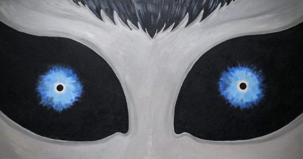 O rosto da alienígena Crescent, namorada do balconista David Huggins, por ele ilustrado destacando seus olhos brilhantes (Love and Saucers/Curator Pictures)