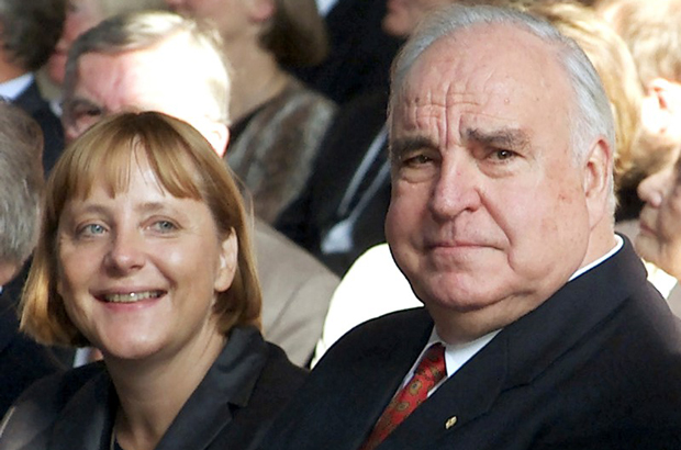 O ex-chanceler alemão Helmut Kohl (dir.) é acompanhado da líder do Partido Democrata Cristão (CDU), Angela Merkel, durante a celebração do 10º aniversário da unificação da Alemanha, em Berlim, em 7 de setembro de 2000 (Michael Urban/Reuters)