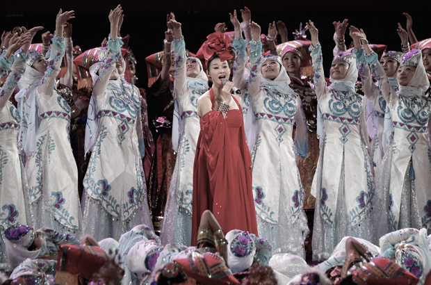 China, Jiang Zemin, Song Zuying, Zhao Benshan, Partido Comunista Chinês, Xi Jinping, corrupção - A cantora popular chinesa Song Zuying (centro) se apresenta durante uma gala de celebração do 90º aniversário da fundação do Partido Comunista Chinês no Grande Salão do Povo em Pequim em 28 de junho de 2011 (Feng Li/Getty Images)