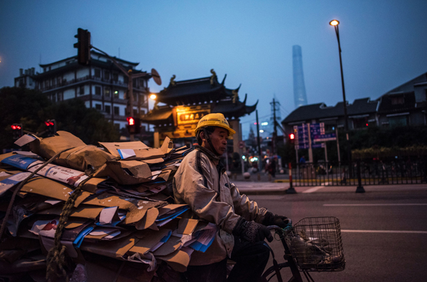 China, lixo, reciclagem, poluição - Um coletor de papelão pedala seu triciclo numa rua de Xangai em 16 de dezembro de 2016 (Johannes Eisele/AFP/Getty Images)