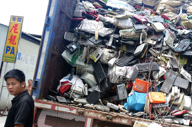 China, lixo, reciclagem, poluição - Trabalhadores descarregam um caminhão de lixo eletrônico no distrito de Guiyu, na cidade de Shantou, província de Guangdong, Sudeste da China, em 9 agosto de 2014 (Johannes Eisele/AFP/Getty Images)