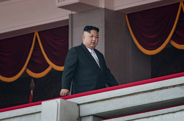Coreia do Norte, Agência 39, fundo revolucionário, suborno, Kim Jong-un - O líder norte-coreano Kim Jong-un caminha numa varanda da construção ‘Estudo do Grande Povo’, após um desfile militar em Pyongyang em 15 de abril de 2017 (Ed Jones/AFP/Getty Images)