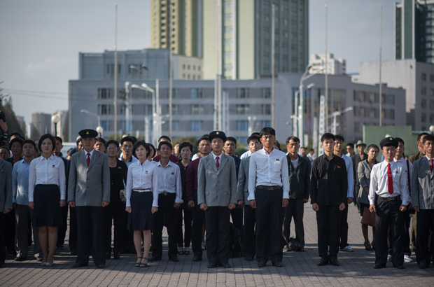 Coreia do Norte, Japão, Kim Jong-un, corrida armamentista, Juche - Norte-coreanos assistem a um discurso do ditador Kim Jong-un numa transmissão televisionada do lado de fora da estação ferroviária de Pyongyang em 22 de setembro de 2017 (Ed Jones/AFP/Getty Images)