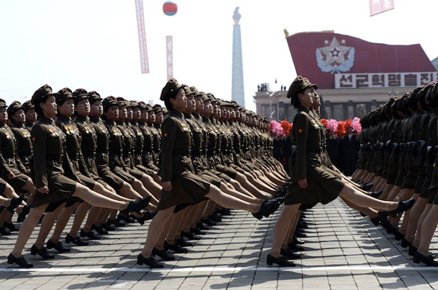Coreia do Norte, Japão, Kim Jong-un, corrida armamentista, Juche - Soldados norte-coreanas marcham durante um desfile militar em Pyongyang em 15 de abril de 2017 (Pedro Ugarte/AFP/Getty Images)