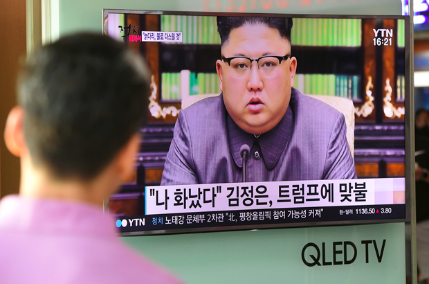 Coreia do Norte, Kim Jong-un, criminoso, sanções - Um homem assiste a um noticiário de televisão sobre o líder norte-coreano Kim Jong-un discursando em Pyongyang, numa estação rodoviária em Seul, Coreia do Sul, em 22 de setembro de 2017 (Jung Yeon-je/AFP/Getty Images)