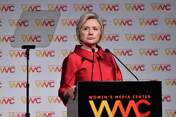 EUA, Hillary Clinton, inquérito, investigação - Hillary Rodham Clinton aceita o prêmio "WMC Wonder Woman" do Women’s Media Center na cidade de Nova York em 26 de outubro de 2017 (Mike Coppola/Getty Images para Women’s Media Center)