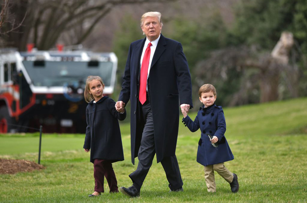 EUA, Trump, Marcha pela Vida, aborto - O presidente estadunidense Donald Trump se dirige ao helicóptero Marine One com seus netos Arabella Kushner (esq.) e Joseph Kushner, na Casa Branca, em Washington, D.C., em 3 de março de 2017 (Mandel Ngan/AFP/Getty Images)