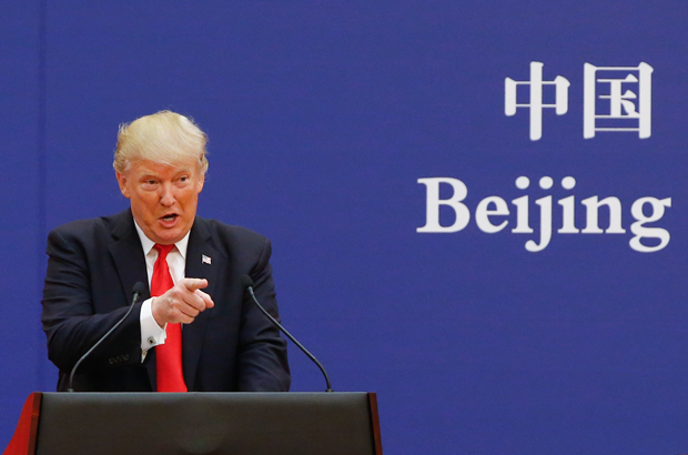 EUA, Trump, estratégia de segurança nacional, China, competição, hegemonia - O presidente estadunidense Donald Trump fala com líderes empresariais chineses em 9 de novembro de 2017, em Pequim, China, durante sua viagem de 10 dias pela Ásia (Thomas Peter/Getty Images)