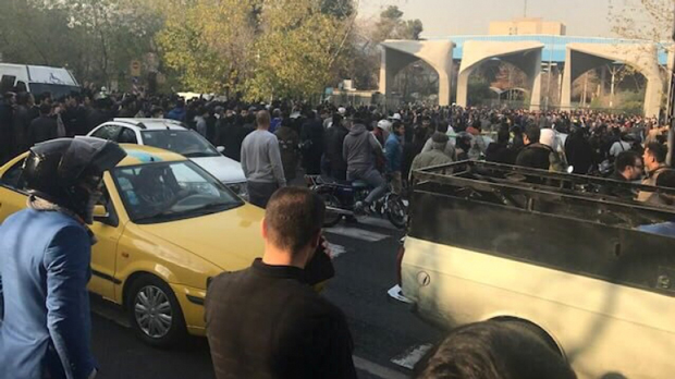 Irã, protestos, desemprego, inflação, corrupção - Manifestantes protestam perto da Universidade de Teerã, no Irã, nesta imagem obtida por meio de mídia social, em 30 de dezembro de 2017 (Twitter/@kasra_nouri/via Reuters)