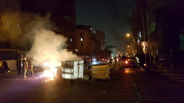 Irã, protestos, desemprego, inflação, corrupção - Pessoas protestam em Teerã, no Irã, em 30 de dezembro de 2017, nesta imagem obtida por meio das mídias sociais (Reuters)