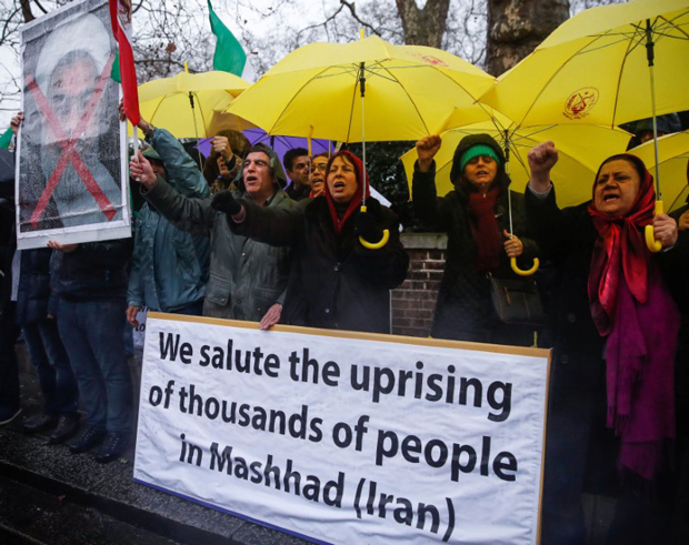 Irã, protestos, desemprego, inflação, corrupção - Oponentes do presidente iraniano Hassan Rouhani se manifestam diante da embaixada iraniana no oeste de Londres em 31 de dezembro de 2017 (Eddie Keogh/Reuters)