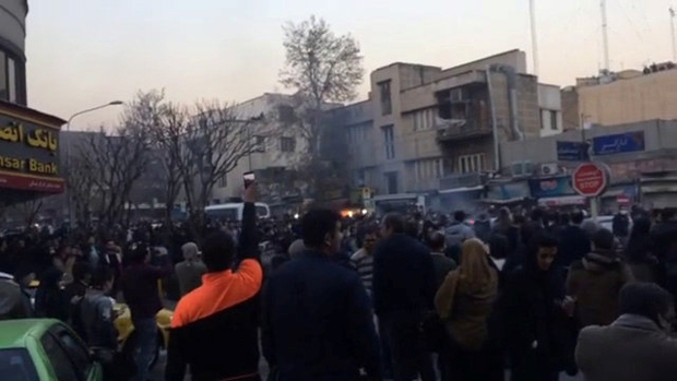 Irã, protestos, desemprego, inflação, corrupção - Manifestantes protestam em Teerã, no Irã, em 30 de dezembro de 2017, nesta imagem de vídeo obtida pela Reuters