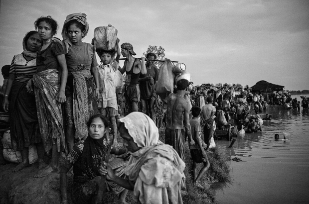 Myanmar, Birmânia, história, violência, rohingya, refugiados, muçulmanos - Refugiados muçulmanos rohingya se aglomeram numa passagem estreita enquanto aguardam autorização para prosseguirem depois de fugirem pela fronteira de Myanmar para Bangladesh, nas margens do Rio Naf, perto de Anjuman Para, em Cox's Bazar, Bangladesh, em 1º de novembro de 2017 (Kevin Frayer/Getty Images)