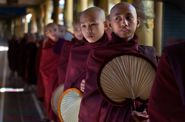 Myanmar, Birmânia, história, violência, rohingya, refugiados, muçulmanos - Monges mianmarenses se alinham no mosteiro Kha Khat Wain Kyaung, que é um dos três maiores do país, em Bago, Myanmar, em 13 de dezembro de 2011. Aproximadamente 90% da população mianmarense pratica o budismo e os monges somam mais de 500 mil no país (Paula Bronstein/Getty Images)