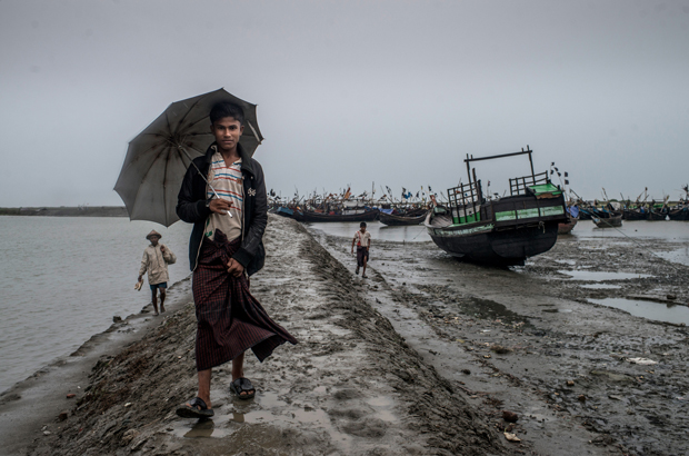 Myanmar, Birmânia, história, violência, rohingya, refugiados, muçulmanos - No porto de campos de deslocados internos começa a perigosa viagem no Mar de Andaman para muitos refugiados de barcos, em Sittwe, em Myanmar, em 24 de maio de 2015 (Jonas Gratzer/Getty Images)
