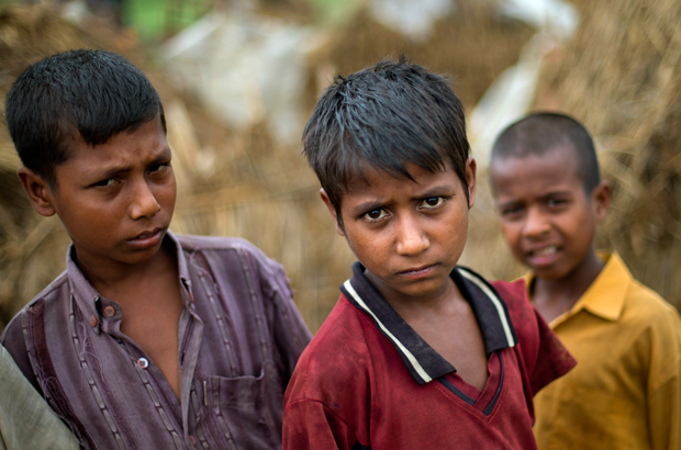Myanmar, Birmânia, história, violência, rohingya, refugiados, muçulmanos - Meninos rohingya num acampamento para deslocados internos em Sittwe, no noroeste do estado de Rakhine, na Birmânia, em 15 de maio de 2013 (Gemunu Amarasinghe/AP)