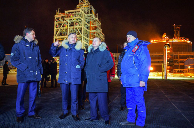 Rússia, gás natural liquefeito, GNL, EUA - O presidente russo Vladimir Putin (centro); Leonid Mikhelson (2º esq.), o CEO da Novatek; e o ministro russo da energia Alexander Novak (esq.) visitam as instalações da usina Yamal GNL em Sabetta, na Península de Yamal, Norte da Rússia, em 8 de dezembro de 2017 (Alexey Druzhinin/AFP/Getty Images)