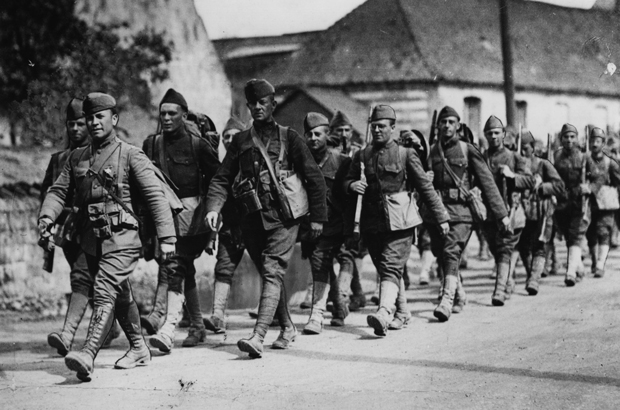 guerra, bancos, economia, pobreza, destruição, dívida, interesse, juros - Soldados de infantaria americanos marcham em direção ao Reno em 1918 (Hulton Archive/Getty Images)