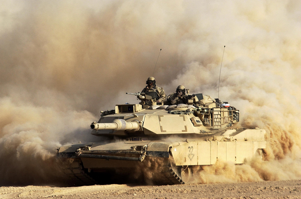 guerra, bancos, economia, pobreza, destruição, dívida, interesse, juros - Um tanque Abrahms dos EUA no sul da cidade de Najaf no Iraque em 23 de março de 2003 (Scott Nelson/Getty Images)