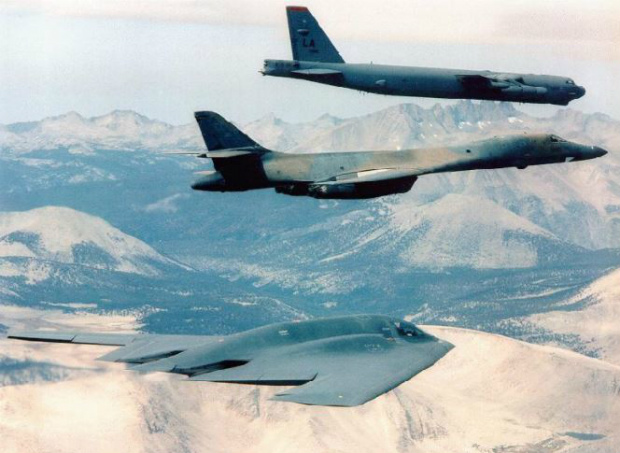 Bombardeiro B-2 Spirit próximo a um B-1 e um B-52 (Wikimedia)