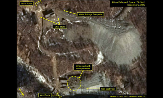 Imagem de satélite de 2 de dezembro de 2017 mostra parte do local de testes nucleares Punggye-ri na Coreia do Norte. Pode-se observar que houve uma expansão significativa da pilha de detritos no Portal Oeste (Airbus Defense & Space/38 North, Pleiades CNES, 2017)